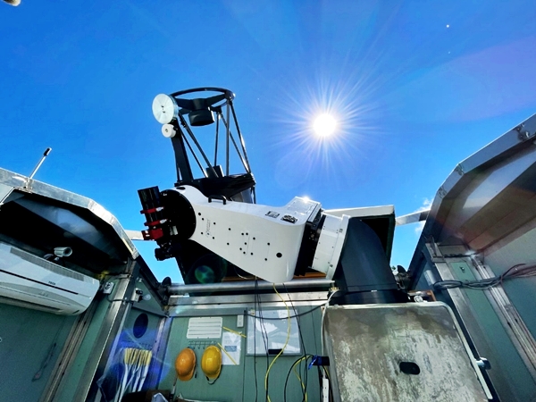 圖1. 位於鹿林山天文台的五十公分口徑望遠鏡—星瞬望遠鏡RIFT，由國立成功大學物理系李君樂教授所領軍的多信息研究室團隊設立。