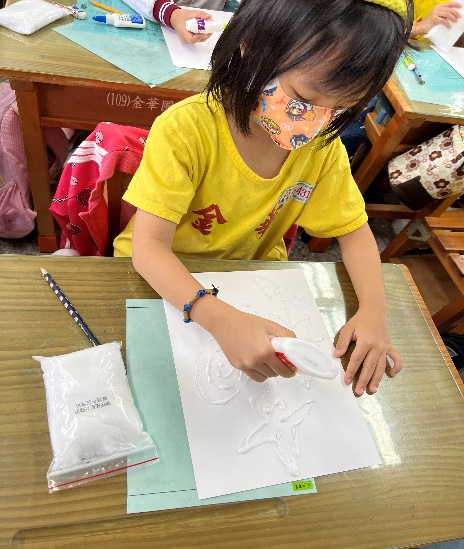 圖14. 彩繪溶鹽畫實作