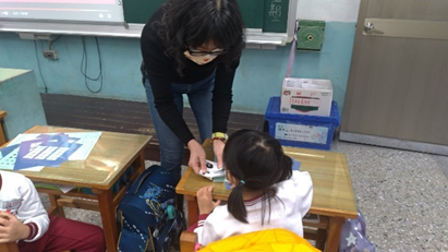 圖9. 指導學生實際操作摺紙卡