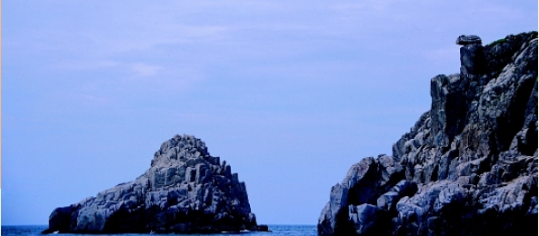 圖十 像不像山頂的老鼠，蓄勢待發，隨時都可能跳過海水，