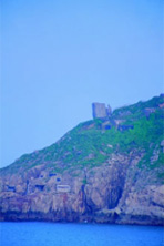 圖十一山上的石頭好像一個小和尚在看書， 所以他又稱為和尚看經。