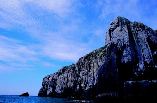 圖三　巍峨壯觀的石林置身海中，有如一道海上長