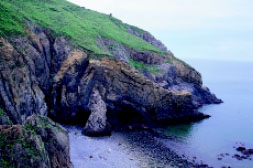 圖五 兩個相鄰海蝕洞組成的眼鏡洞，中間像不像