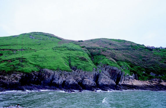 圖六 七個相鄰的海蝕洞，組成罕見的七連洞奇