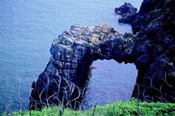 圖七 這個壯觀的海蝕門稱做「潛龍鬧海」，