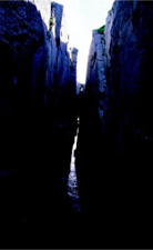 圖八 兩崖夾著一條深切的海蝕溝，