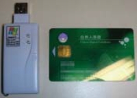 圖二 自然人憑證卡（右）與讀卡機（左）