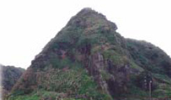 圖一 稠不易流動的中性岩漿，形成陡峭的山形。