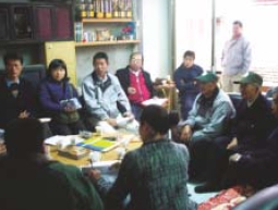 圖四 新前墩社區參訪照片（一）:里民齊聚聆聽意見。