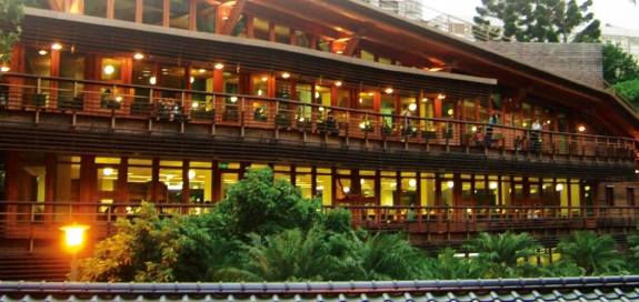 緩坡斜屋頂涵養水分、收集雨水