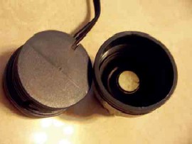 圖一 打氣機由兩個零件組成,左邊是打氣機的主體(電磁鐵),右邊是打氣的橡皮