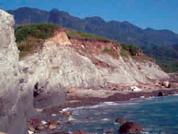 照片二／固結的岩石抵抗侵蝕能力較強，平常不太變
化 但是在海灘狹窄之處 大浪可直接拍打崖面 造成
海崖崩落後退 