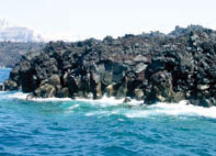 圖四 溢流到海邊的岩漿 冷卻凝固後形成火成岩 希臘-聖扥里尼