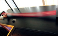 圖二／用手捏住橋面某一點，橋面開始扭動，且愈