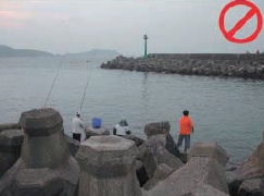 圖五 颱風期間海邊釣魚、