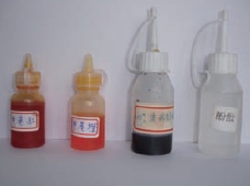 圖一　四種酸鹼指示劑，由左而右依序為